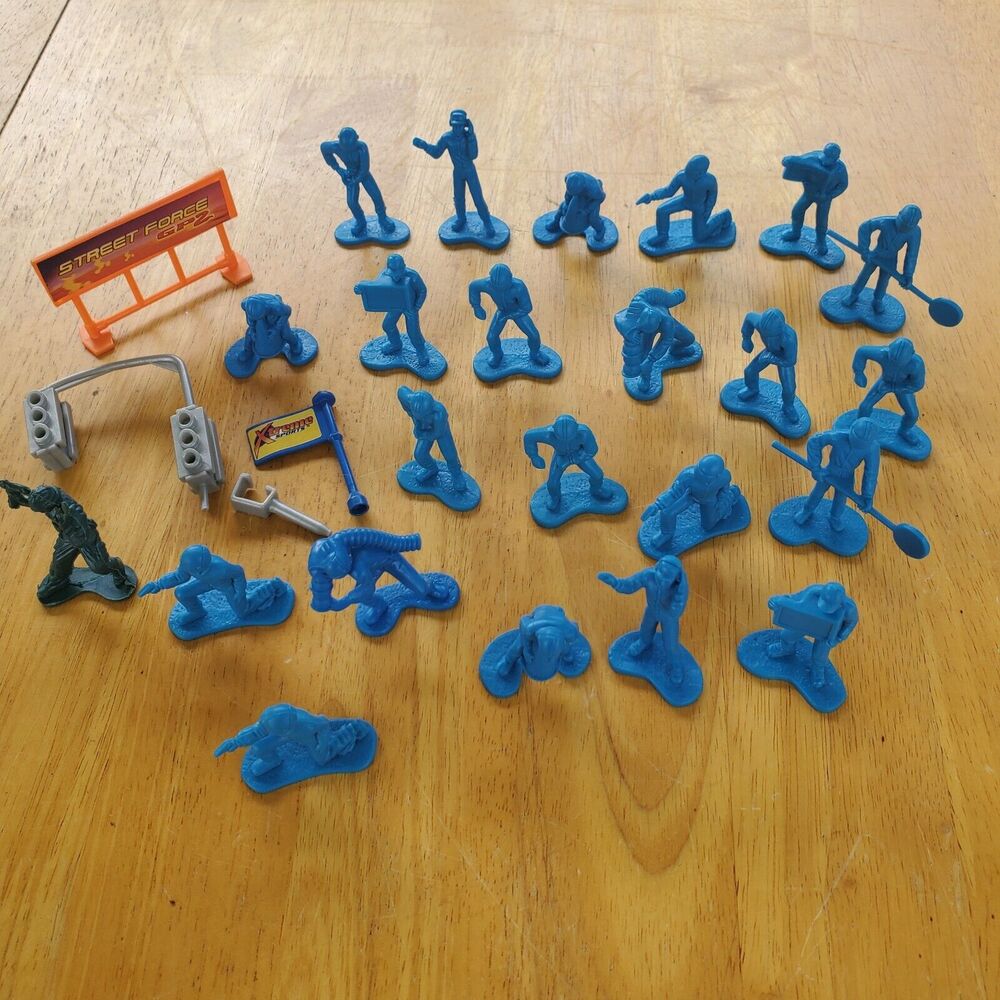 2011 Hot Wheels Pit Crew Figures Lot Of 22 With A Few Accessories